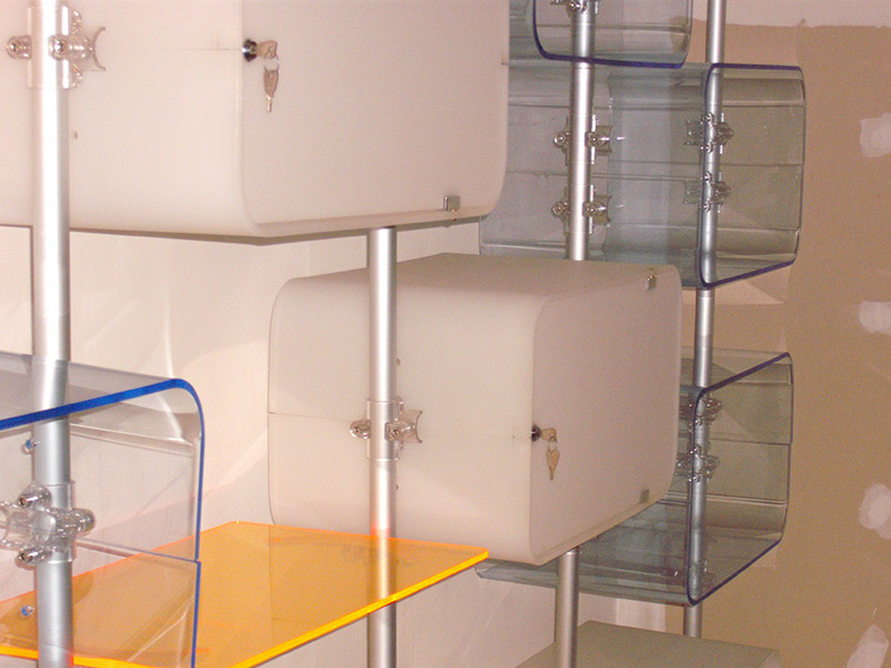 montanti a parete con box e ripiani in plexiglass montanti a parete con box e ripiani in plexiglass
